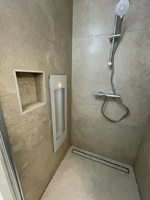 Badkamer met sunshower  – foto 1