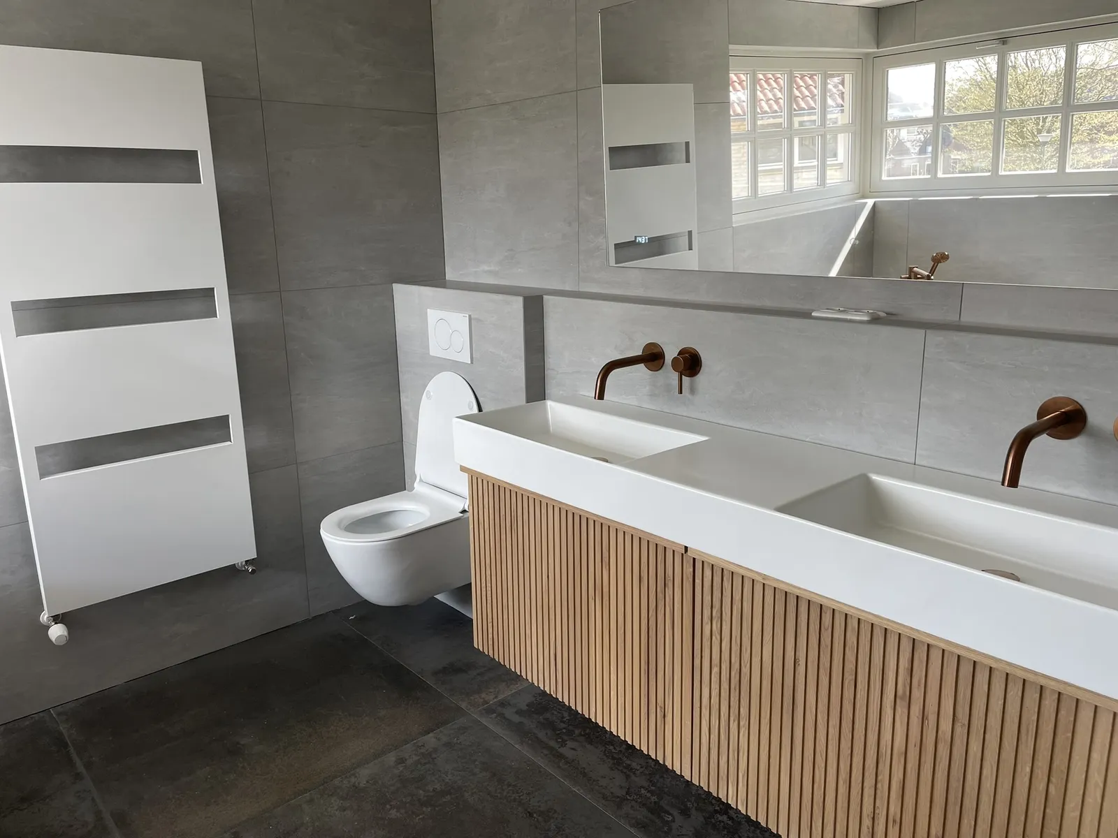 Badkamer met vrijstaand bad – foto 3